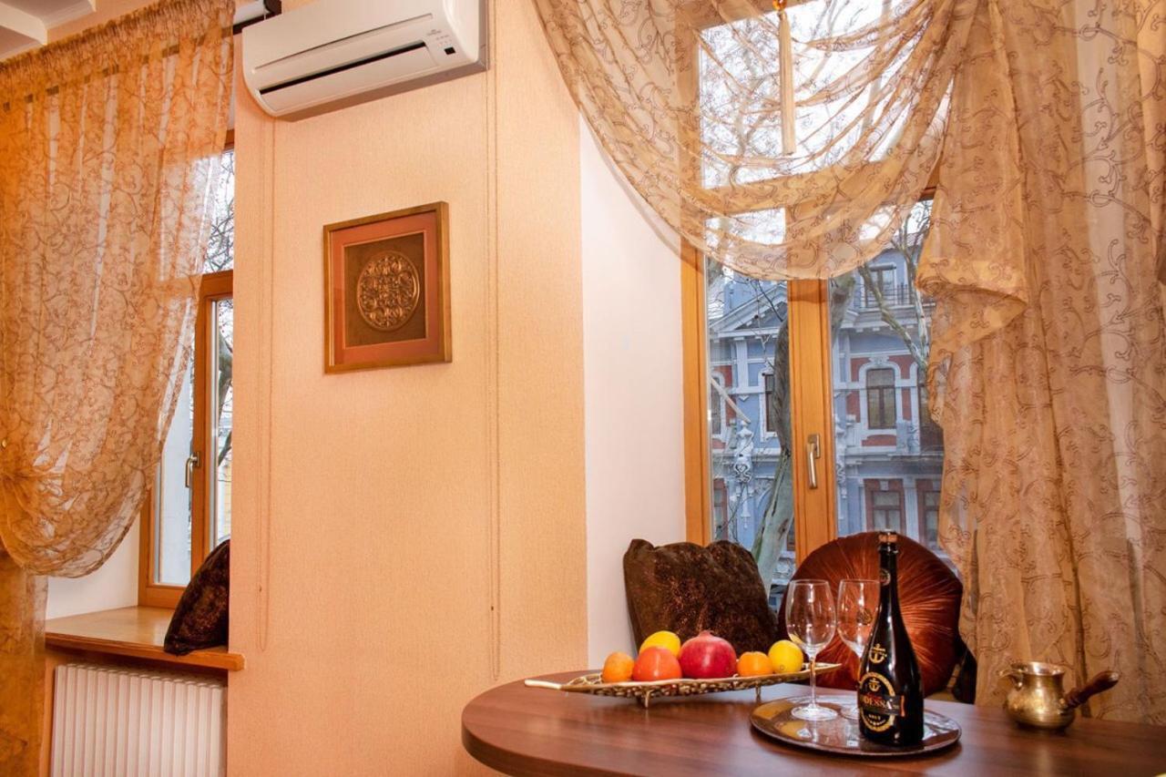 Mini-Hotel In The Very Heart Of Odessa Buitenkant foto